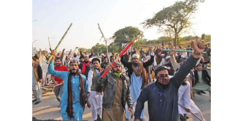 فیض آباد میں دھرنا مظاہرین کے خلاف آپریشن ، لاہور میں بھی جھڑپیں شروع