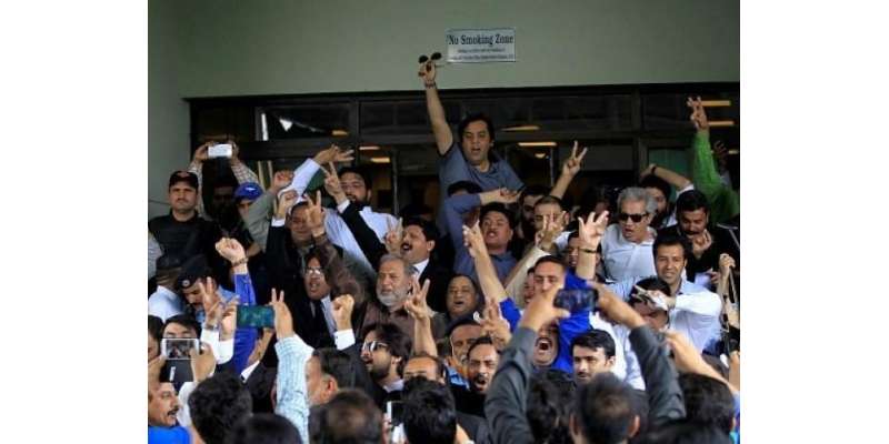 سپریم کورٹ کے باہر وزیراعظم عمران خان کے نعرے لگ گئے