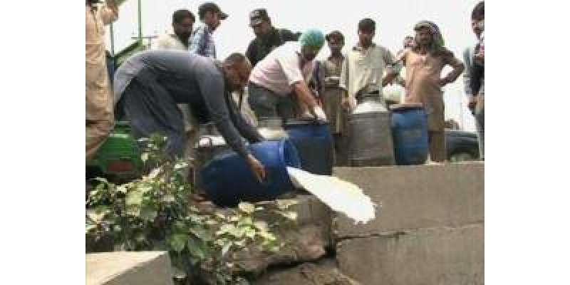 پنجاب فوڈ اتھاٹی کا کریک ڈائون،مختلف شہروں میں3712 لیٹر ناقص دودھ تلف