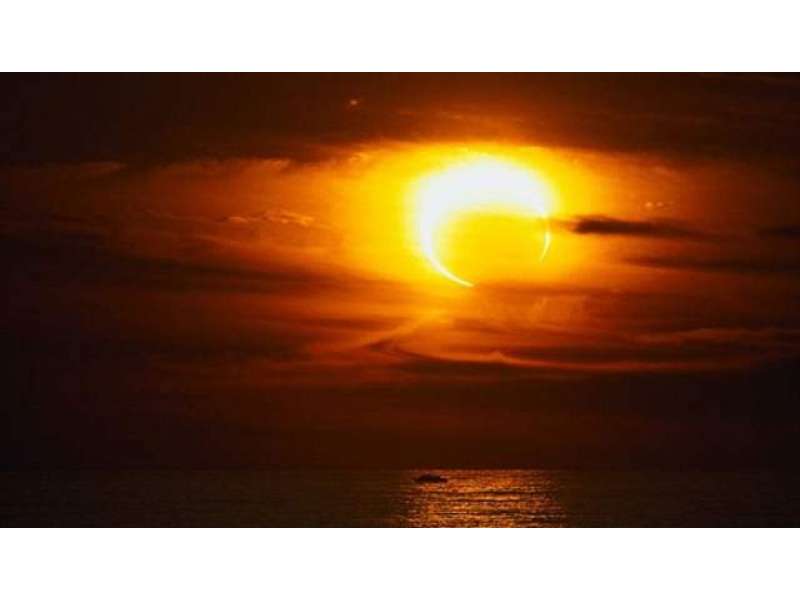 Какого солнца света. Солнечный диск. Солнечный диск над озером в Египте. Ночная сторона длинного солнца. Число 1 солнце.