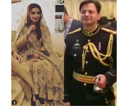 اداکارہ عائشہ خان کے شوہر میجر عقبہ ملک ولیمے میں اپنے یونیفارم میں ..