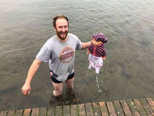 آدمی نے  ڈوبتے بچے کو بچانے کے تقریباً منجمد جھیل میں چھلانگ لگا دی ..