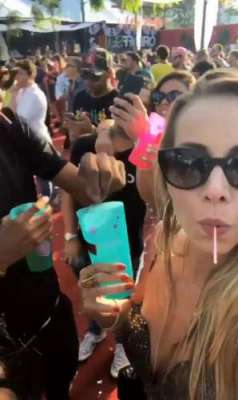 فیسٹیول کے دوران سیلفی ویڈیو  میں ایک شخص خاتون کے مشروب میں  کوئی  چیز ..