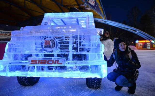 کاروں کے متوالے ایک روسی شخص نے برف سے مرسیڈیز بنالی جو دوڑتی بھی ہے