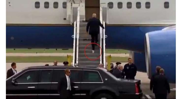 ڈونلڈ ٹرمپ کی ٹوائلٹ پیپر چمٹے جوتوں کے ساتھ جہاز میں سوار ہونے کی ویڈیو وائرل