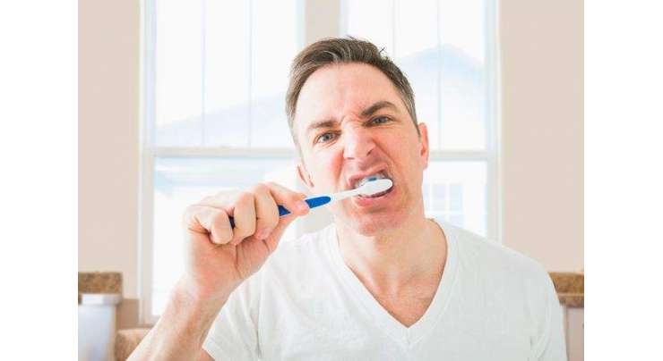 دانت صاف کرنے سے پہلے برش کو گیلا کرنا چاہیے یا نہیں؟ ایک نئی بحث شروع ہوگئی
