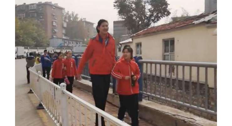 11 سالہ چینی لڑکی کا قد ابھی سے  6 فٹ 7 انچ ہے