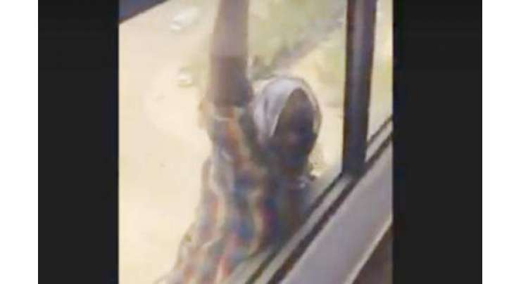 کویت: بے رحم مالکن فلیٹ کی کھڑکی سے لٹکی ملازمہ کو بچانے کی بجائے اُس کی ویڈیو بناتی رہی