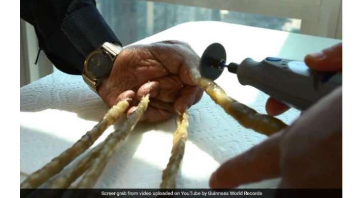 بھارتی شخص نے 66 سال بعد دنیا کے طویل ترین ناخن کاٹ دئیے