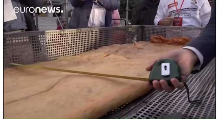 اطالوی باورچیوں نے دنیا کا طویل ترین ڈیپ فرائیڈ پیزا   بنانے کا عالمی ریکارڈ توڑ دیا