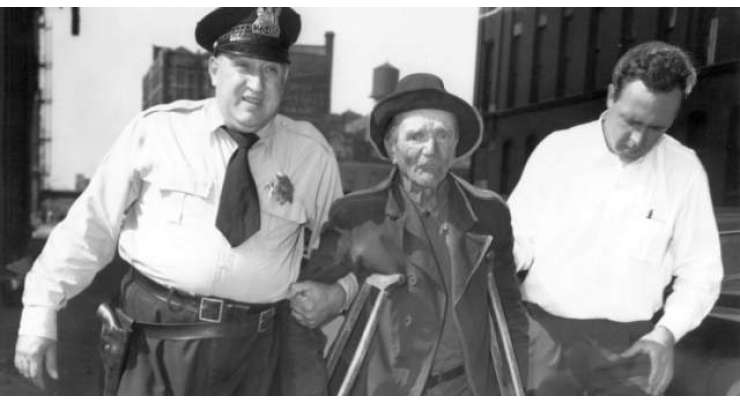 22 جولائی 1954 کو شکاگو میں اس بدصورت قانون کے تحت ہونے والی گرفتاری کے بعد کی تصویر