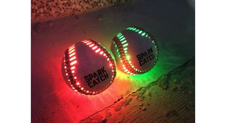 دنیا کی پہلی روشن  بیس بال، جس سے اندھیرے میں بھی   کھیلا جا سکتا ہے