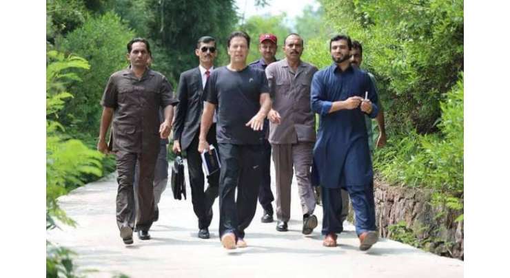 نئے وزیراعظم کا نیا انداز! وزیر اعظم عمران خان چھٹی کے روز اپنے دفتر پہنچ گئے