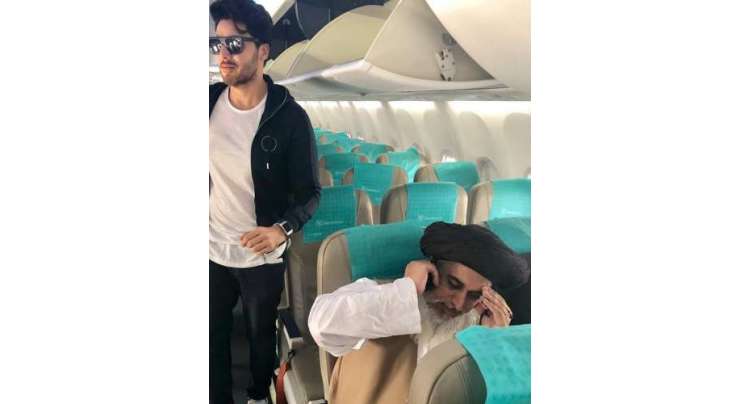 مولانا خادم رضوی کی جہاز میں بیٹھے تصویر سوشل میڈیا پر وائرل