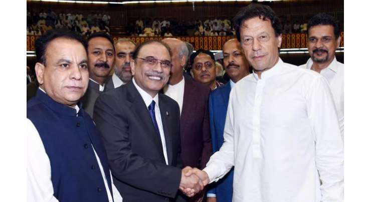 عمران خان نے پارلیمنٹ میں آصف زرداری سے ہاتھ ملا لیا