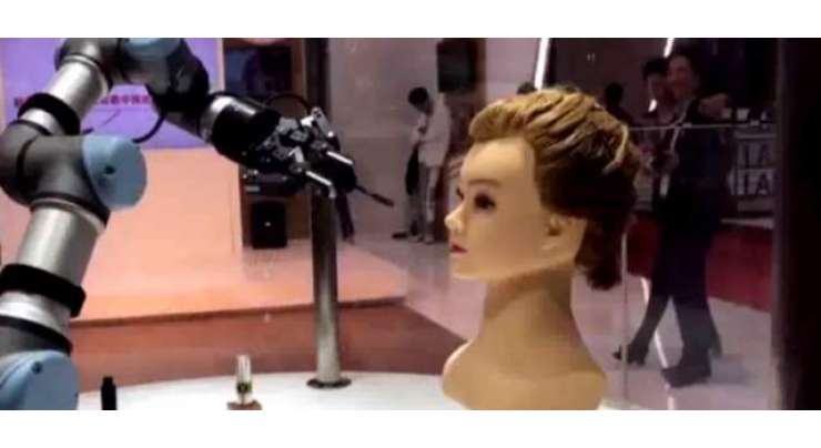 اب روبوٹ  خواتین کا میک اپ بھی کر سکتے ہیں۔ چینی ایکسپو میں میک اپ کرنے والے روبوٹ کی نمائش