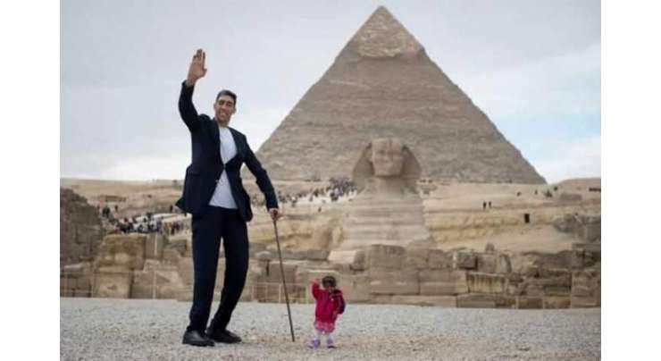 دنیا کے سب سے طویل القامت  مرد اور سب سے چھوٹے قد کی عورت کا اہرام مصر کا دورہ