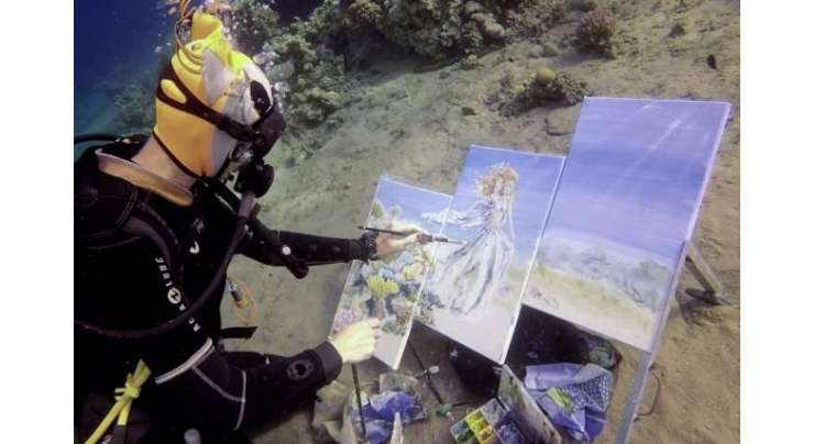 ذہین مصور ہ نے سمندر میں غوطہ خوری کے دوران منفرد فن پارے تخلیق کر لیے