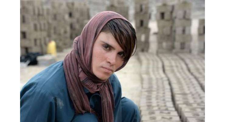 افغان لڑکی، لڑکا بن کر اپنی زندگی گزار رہی ہے