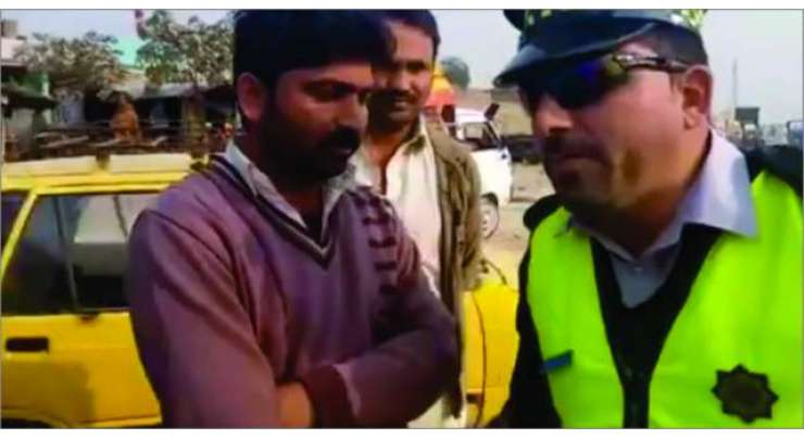 پنجاب کے شہری کی رشوت دینے کی کوشش، کے پی کے ٹریفک پولیس اہلکار کا زبردست جواب