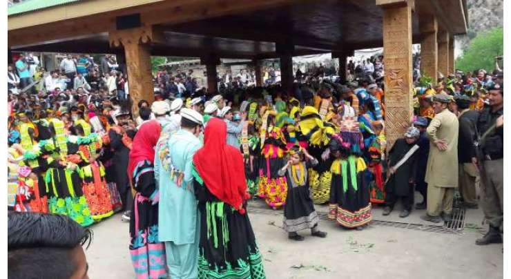 چترال کے خوبصورت ترین وادی کیلاش میں کیلاش قبیلے کا سالانہ مذہبی تہوار چھومس نہایت زور و شور سے جاری۔ کیلاش خواتین اور مرد مذہبی گیت گاتے ہوئے روایتی رقص کرکے اپنی خوشی کا اظہار کررہی ہیں