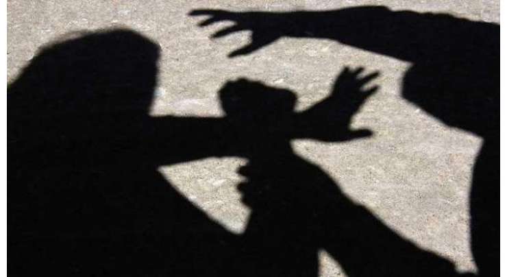 دُبئی: نشے میں دُھت خاتون نے پولیس اہلکار کو لات رسید کر دی