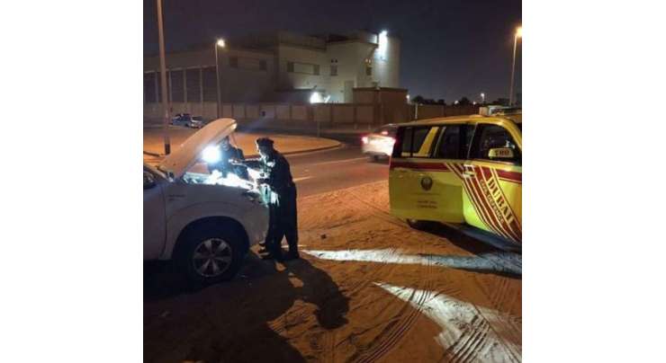 دبئی فائرمین کی راہگیر کی گاڑی ٹھیک کرتے ہوئے تصاویر سوشل میڈٰیا پر وائرل