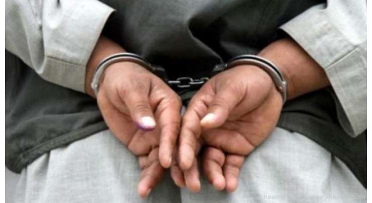 لاڑکانہ پولیس نے جرائم پیشہ افراد کے خلاف کاروائیاں کرتے ہوئے 5 اشتہاری، روپوش اور مفرور ملزمان کو گرفتار کرلیا