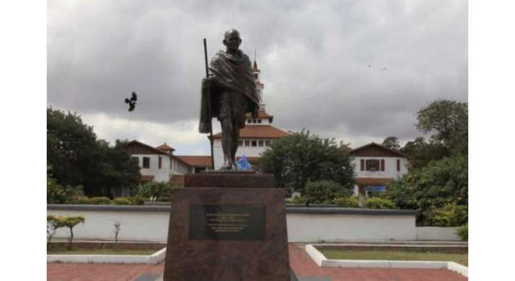 ْگھانا میں طلبہ نے نسل پر ست قرار د دیتے ہوئے یونیورسٹی سے مہاتما گاندھی کا مجسمہ ہٹا دیا
