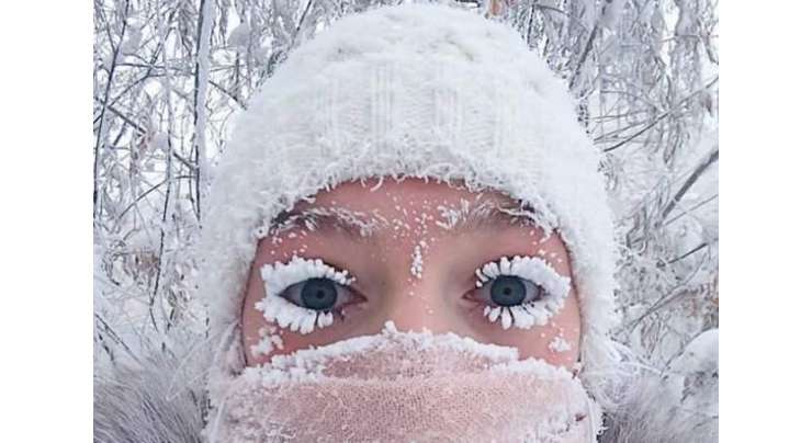 روس میں منفی 62 ڈگری سینٹی گریڈ  کی سردی میں رہائشیوں کی آنکھوں کی پلکیں تک جم گئیں مگر چینی  سیاح تالاب میں نہاتے رہے