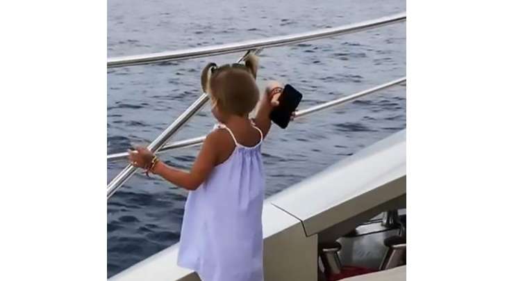 4 سالہ بچی نے   فون کے زیادہ استعمال پر باپ کا فون چھین کر سمندر میں پھینک دیا