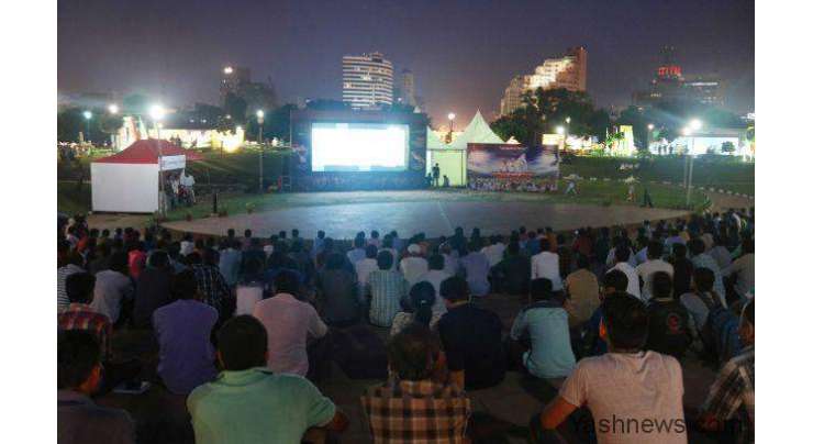 پاک بھارت میچ دیکھنے کیلئے شہر میں شائقین کرکٹ کیلئے بڑی بڑی سکرینیں لگائی گئیں