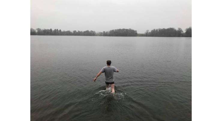 آدمی نے  ڈوبتے بچے کو بچانے کے تقریباً منجمد جھیل میں چھلانگ لگا دی لیکن بچے کو دیکھ کر ہنسی روک نہ پایا