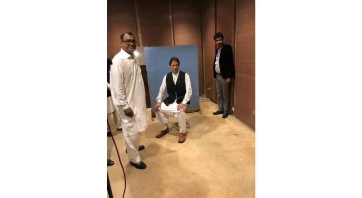 عمران خان کو پارلیمنٹ میں تصویر بنوانے کے لیے واسکٹ ادھار لینا پڑ گئی