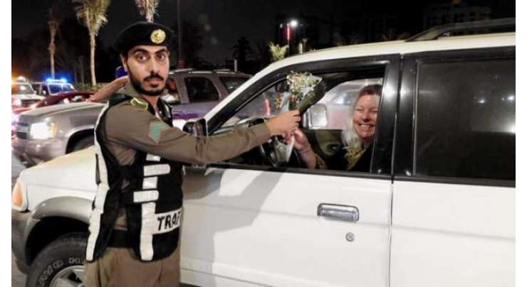 سعودی پولیس کا خواتین ڈرائیورز کو خراجِ تحسین پیش کرنے کے لیے زبردست  اقدام