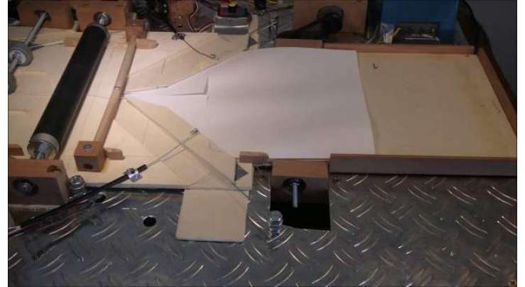 طالبعلم نے کاغذی جہاز بنانے کی مشین ایجاد کر ڈالی