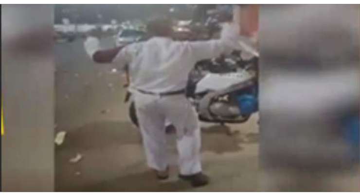 کراچی میں ٹریفک پولیس آفیسر ڈانس کرنے پر معطل