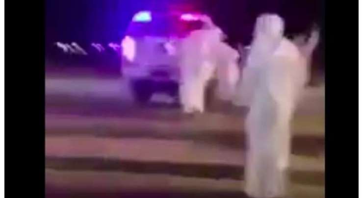 عرب نوجوانوں کے ایک گروہ کی کویت پولیس پر پتھر پھینکنے کی ویڈیو وائرل