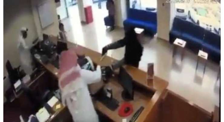 کویت:بُرقعہ پوش مرد نے دِن دیہاڑے بینک لُوٹ لیا