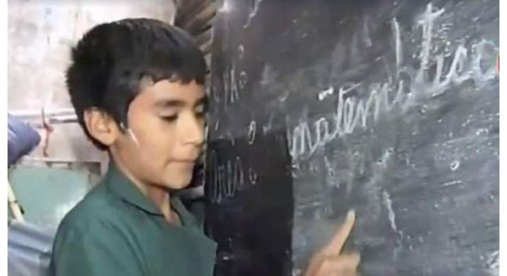 12 سالہ لڑکے  نے  بچوں اور بالغوں کو پڑھانے  کے لیے اپنا سکول کھول لیا
