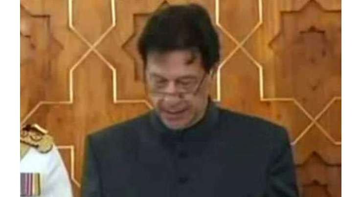 نو منتخب وزیر اعظم عمران خان کو حلف پڑھنے میں دقت، بار بار اٹکتے رہے
