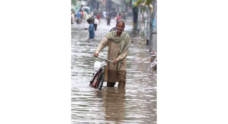 ایبٹ آباد میں دوسرے روز بھی شدید بارش کے باعث شاہراہ ریشم سمیت دیگر سڑکیں تالاب کا منظر پیش کرتی رہیں