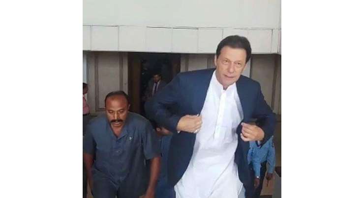قومی اسمبلی اجلاس، عمران خان گہرے نیلے رنگ کا کوٹ، شلوار قمیض اور چپل پہنے ہوئے تھے
