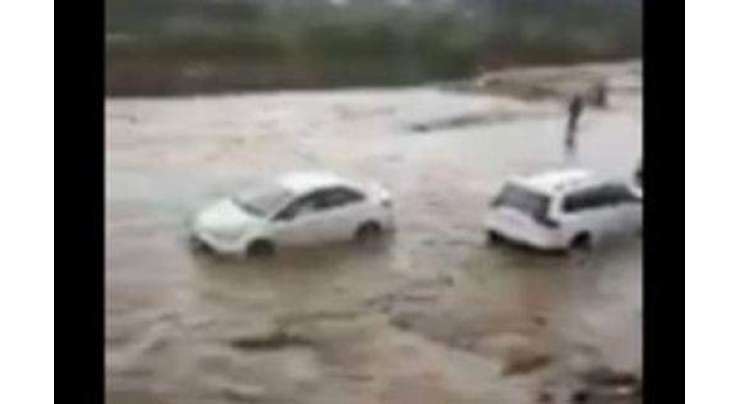 سعودی عرب ، طائف میں سیلابی ریلے میں گاڑیاں بہہ گئیں