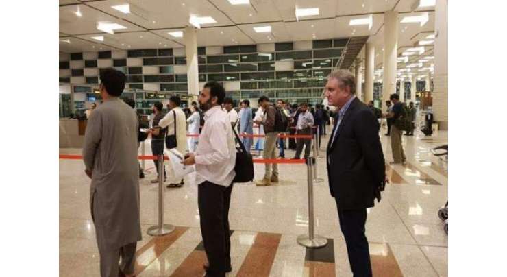 یہ ہے نیا پاکستان، وزیر خارجہ عام شہریوں کی طرح ائیر پورٹ پرقطار میں کھڑے رہے