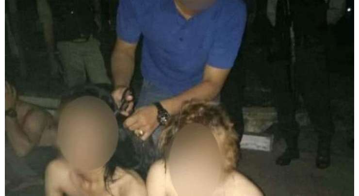 انڈونیشیا کی پولیس نے   خواجہ سراؤں  کے بال کاٹ دئیے