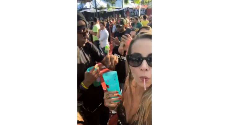فیسٹیول کے دوران سیلفی ویڈیو  میں ایک شخص خاتون کے مشروب میں  کوئی  چیز ملاتے پکڑا گیا