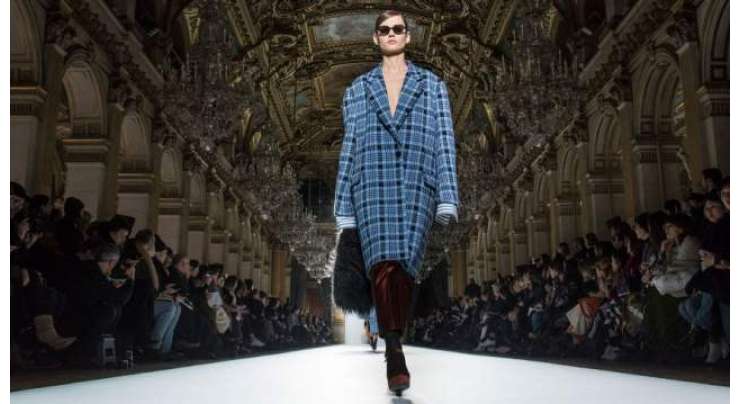 پیرس فیشن ویک ، ماڈلز نے ملبوسات کی نمائش کی