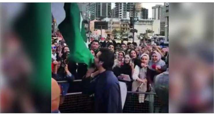 معروف پاکستانی اداکار حمزہ علی عباسی کا کینیڈا میں پاکستانی پرچم کو بوسہ