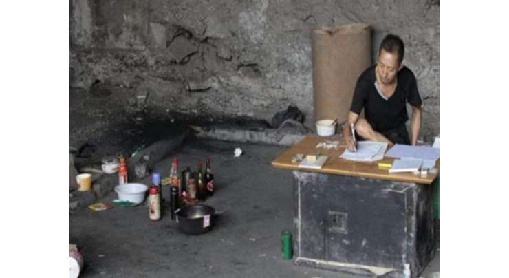 چین میں پل کے نیچے دس سال سے رہنے والا شخص  لاٹری کوڈ کو حل کرنے میں  مصروف